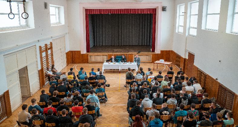 Studentské volby do Poslanecké sněmovny Parlamentu ČR a beseda s hejtmanem JMK Janem Grolichem